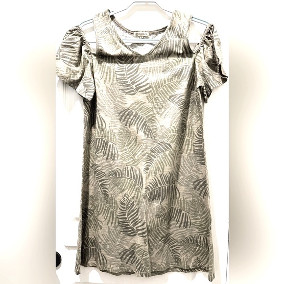 Democracy Cold Shoulder Lightweight Jersey Dress in Olive Green Fern Print ZB6 - Picture 3 of 8